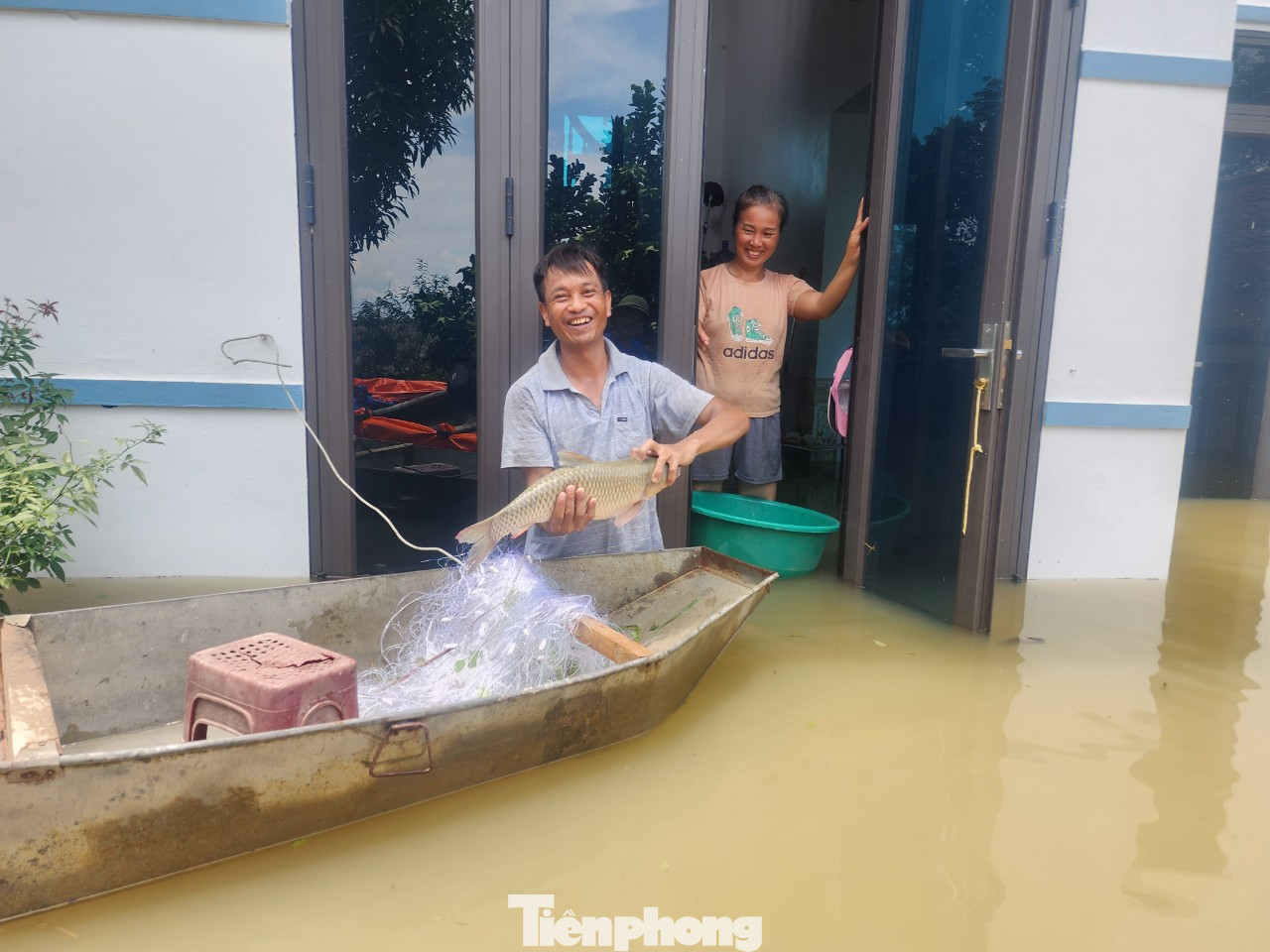Một số gia đình trong thôn tranh thủ đi thả lưới đánh cá. Trong buổi sáng, anh Việt đã thả lưới, trúng hàng chục kg cá.