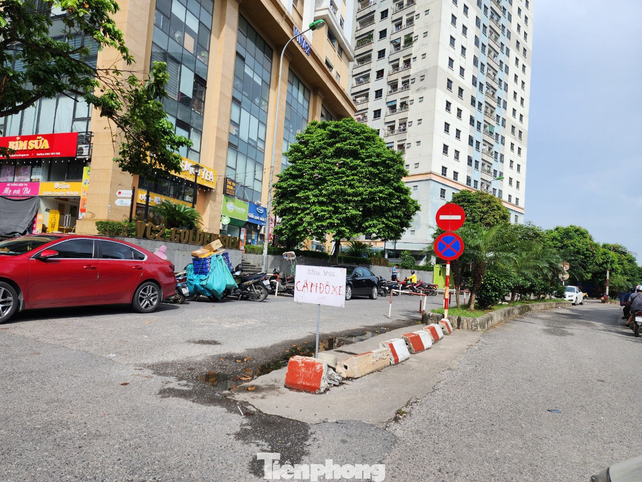 Trao đổi với phóng viên, bà Nguyễn Thị Thái, Phó Chủ tịch UBND phường Đại Kim cho biết, phường không nắm nắm được việc doanh nghiệp tự ý cắm cọc tiêu. Sau khi tiếp nhận thông tin từ PV Báo Tiền Phong, UBND phường sẽ yêu cầu đơn vị xử lý ngay.