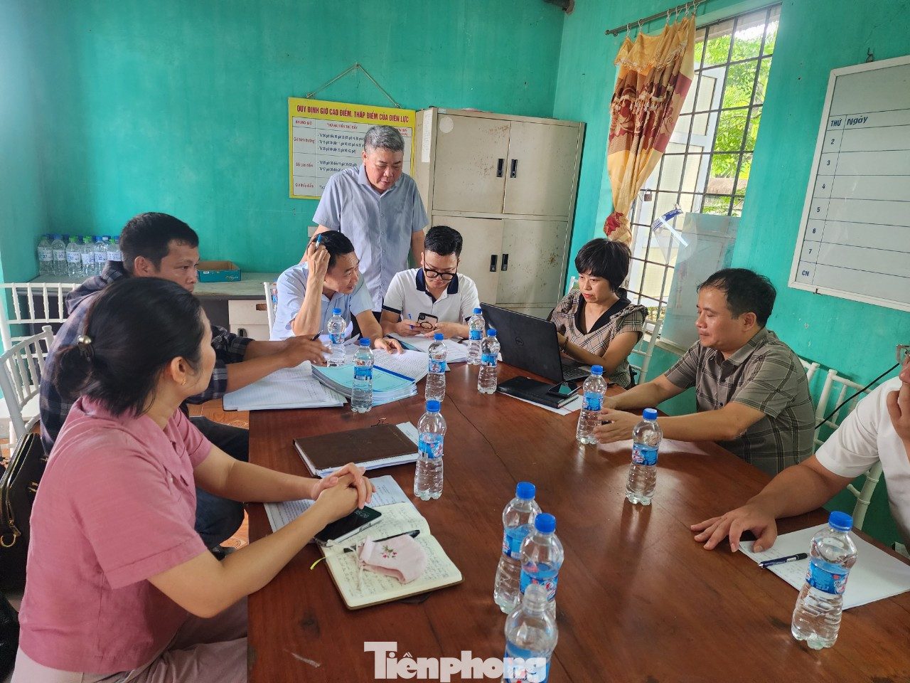 Đoàn liên ngành làm việc với đại diện nhà máy.