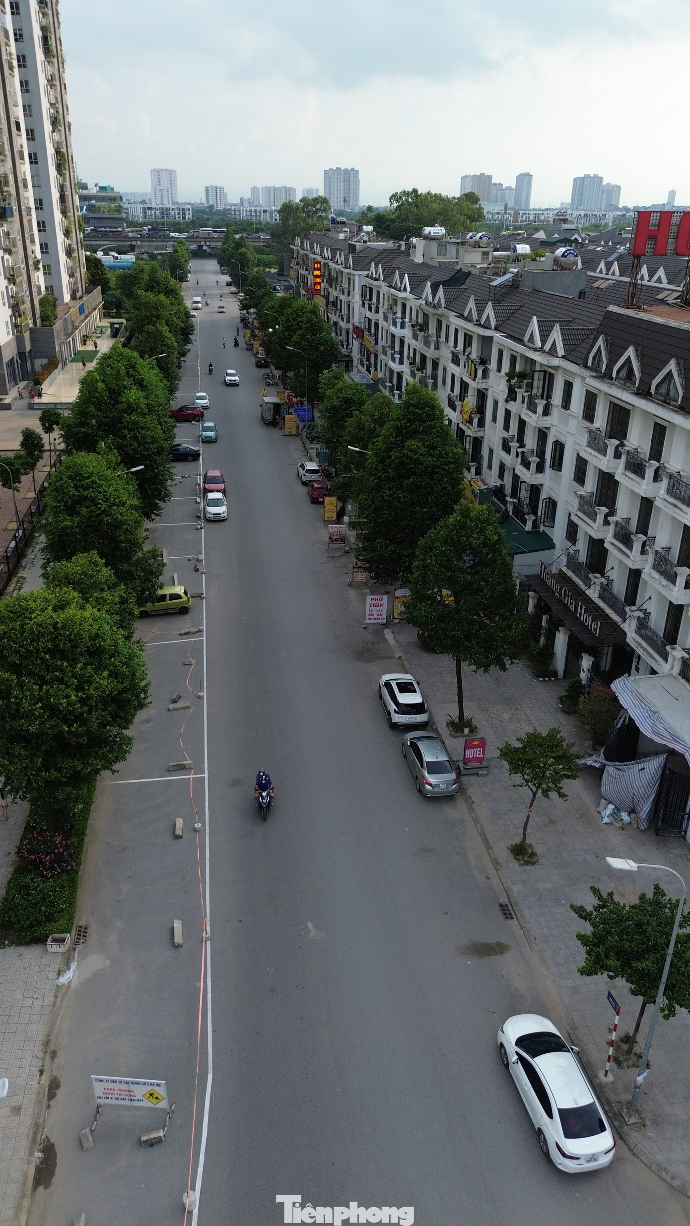 Sáng 15/7, chúng tôi trở lại Khu đô thị Kim Văn- Kim Lũ và Khu đô thị mới Đại Kim. Tuy nhiên, tình trạng đặt chướng ngại vật, cọc tiêu trên các tuyến đường nội khu gây cản trở giao thông vẫn chưa được xử lý.