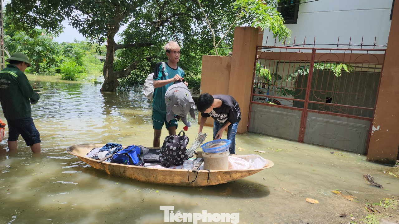 Đến chiều ngày 25/6, nước vẫn chưa rút, một số gia đình còn lại trong thôn không thể bám trụ được nữa mà di chuyển tài sản và người đến nhà người thân.