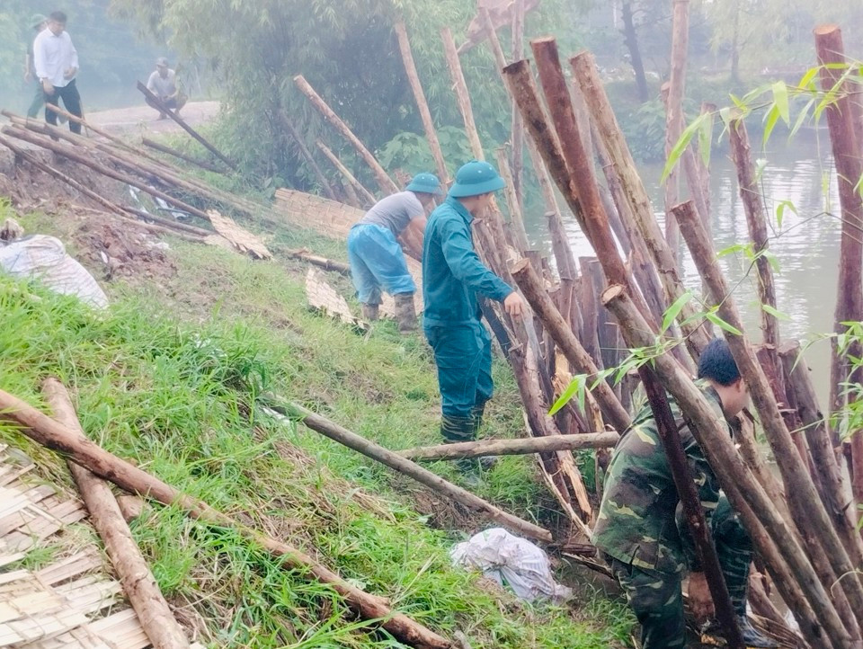 Lực lượng chức năng huyện Thanh Trì khắc phục sự cố