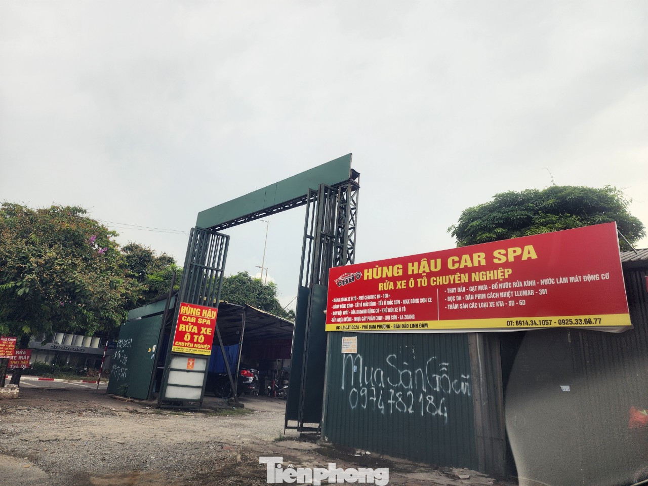 Trao đổi với PV Tiền Phong ngày 22/7, đại diện UBND phường Hoàng Liệt cho biết, không chỉ ô đất trên, trên địa bàn phường còn có hàng chục ô đất dự án chậm triển khai. Một số ô đất này hiện trạng là bãi xe trái phép, quán nhậu hoặc showroom ô tô.