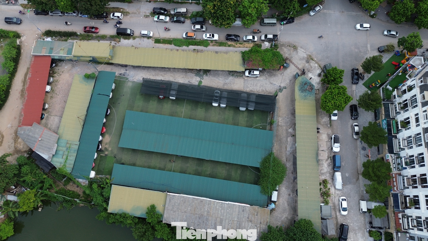 Tại Khu đô thị Kim Văn- Kim Lũ (phường Đại Kim) chỉ có 1 đơn vị được UBND quận Hoàng Mai cấp phép tạm thời trông giữ phương tiện giao thông dưới lòng đường. Tuy nhiên, thực tế ở khu vực này có nhiều bãi xe không phép mọc lên.