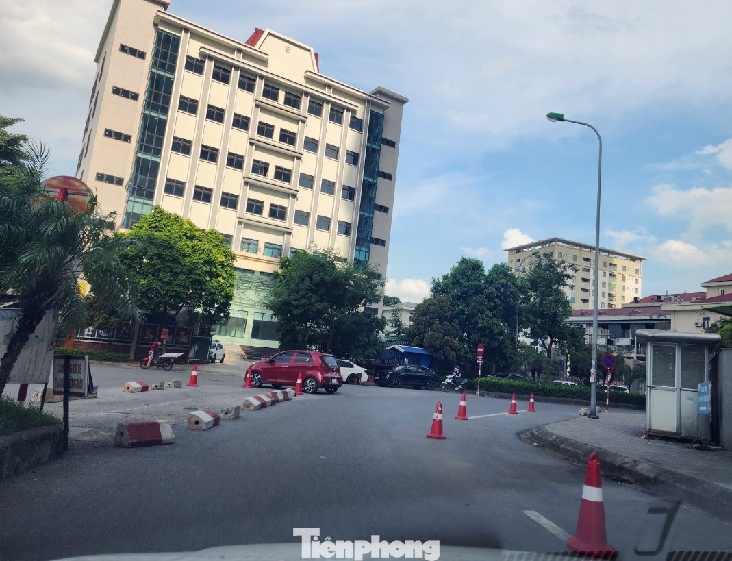 Về vấn đề này, đại diện Công ty TNHH Đại Thành Phát thừa nhận đã cắm cọc tiêu tại một số vị trí trên lòng đường khu đô thị Kim Văn- Kim Lũ. Người này cho biết, trước đây người dân để xe rất lộn xộn nên doanh nghiệp tự cắm cọc tiêu để ngăn chặn. Đại diện doanh nghiệp cũng thừa nhận, Giấy phép trông giữ phương tiện tạm thời của Công ty đã hết hạn, hiện đang trong thời gian gia hạn.