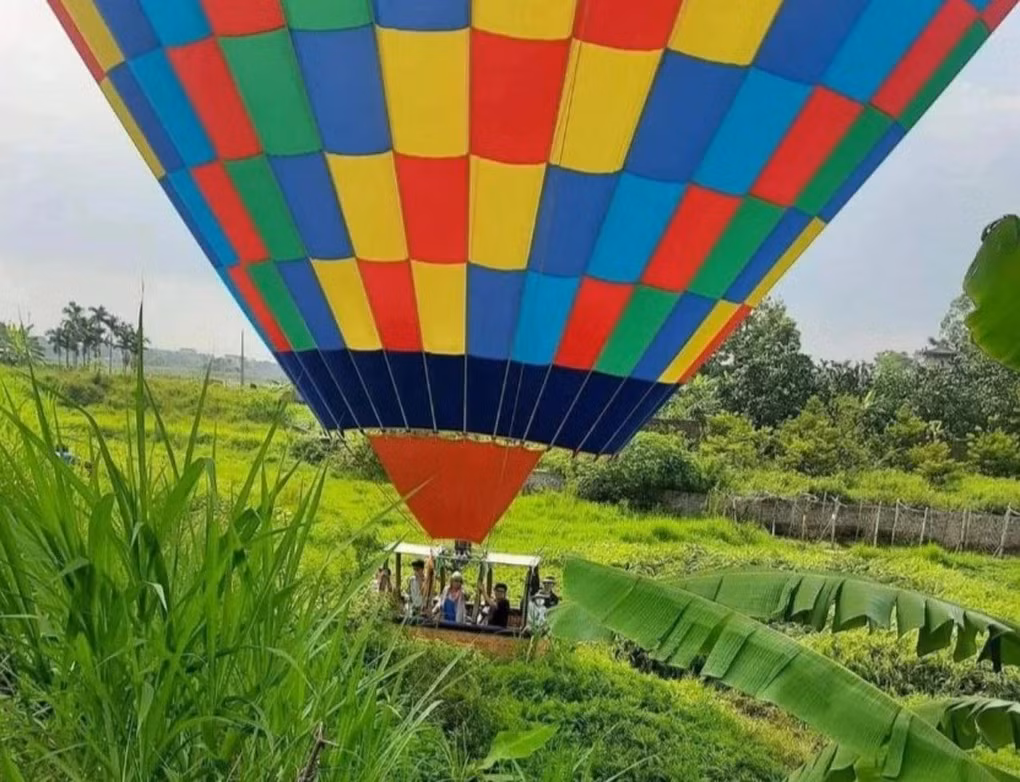 Hình ảnh khinh khí cầu hạ cánh khẩn cấp xuống bãi đất trống ở thị trấn Tây Đằng (huyện Ba Vì)