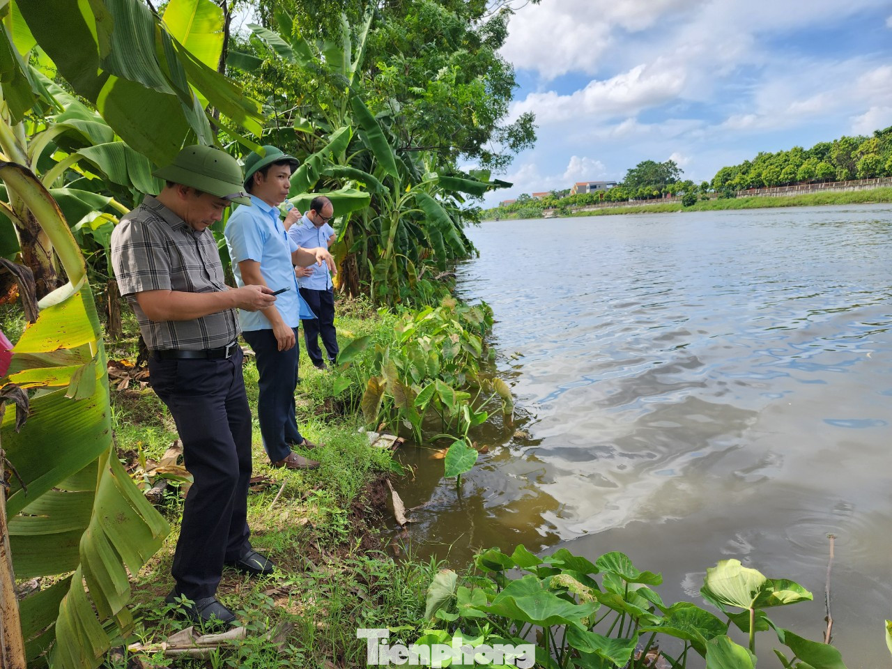 Đoàn liên ngành kiểm tra khu vực sông Châu Giang.