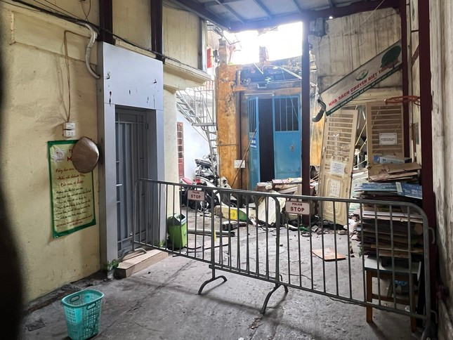 Khu vực bị sụt lún đã được chính quyền địa phương rào chắn Khu vực bị sụt lún đã được chính quyền địa phương rào chắn