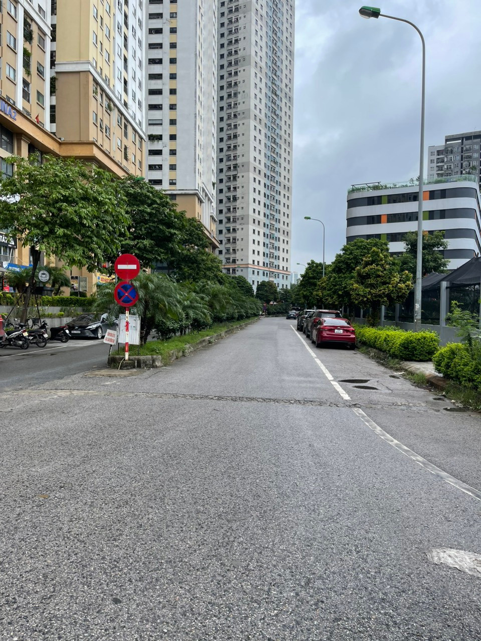 Hàng cọc tiêu, chướng ngại vật hai bên đường đã được xử lý Hàng cọc tiêu, chướng ngại vật hai bên đường đã được xử lý