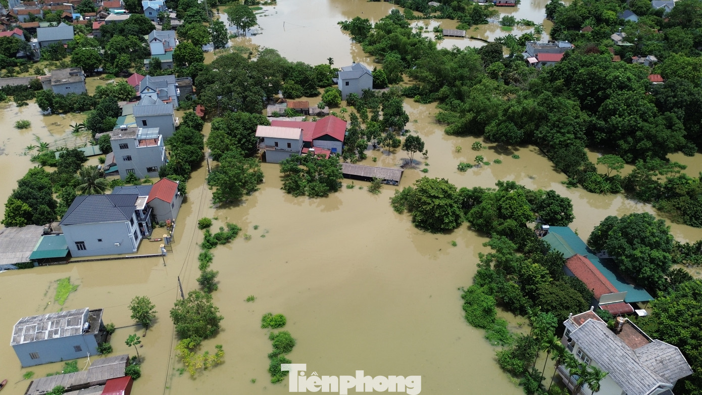 Những ngày qua, khu vực Hà Nội có mưa lớn. Vì thế, mực nước một số sông dâng cao như sông Bùi, sông Tích, sông Đáy... Do không tiêu úng kịp, một số khu vực đã bị ngập sâu, trong đó ảnh hưởng nặng nề nhất là huyện Chương Mỹ.