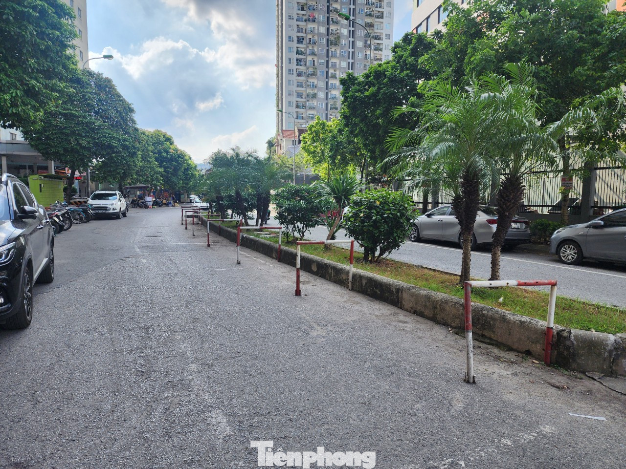 Từ nhiều tháng nay, lòng đường nội khu trước tòa nhà Vinaconex và CT (Khu đô thị Kim Văn- Kim Lũ, phường Đại Kim, quận Hoàng Mai) xuất hiện dãy cọc tiêu làm cản trở giao thông. Ngày 12/7, phóng viên có mặt tại khu vực này để ghi nhận. Theo quan sát, mỗi cọc tiêu cao khoảng 80cm, rộng chừng 80cm, khoảng cách mỗi tiêu chừng 2m, được cắm bên trái tuyến đường chiều từ khu đô thị ra đường Nghiêm Xuân Yêm. Thậm chí, tại một số vị trí, cả bên trái và bên phải đều bị cắm cọc tiêu.