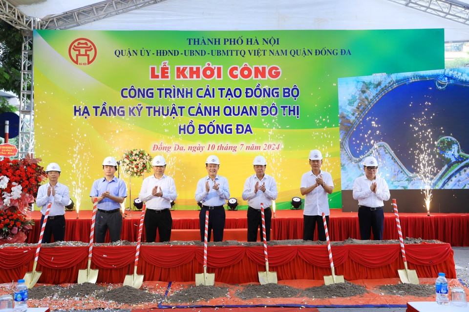 Các đại biểu thực hiện nghi thức khởi công dự án. Các đại biểu thực hiện nghi thức khởi công dự án.