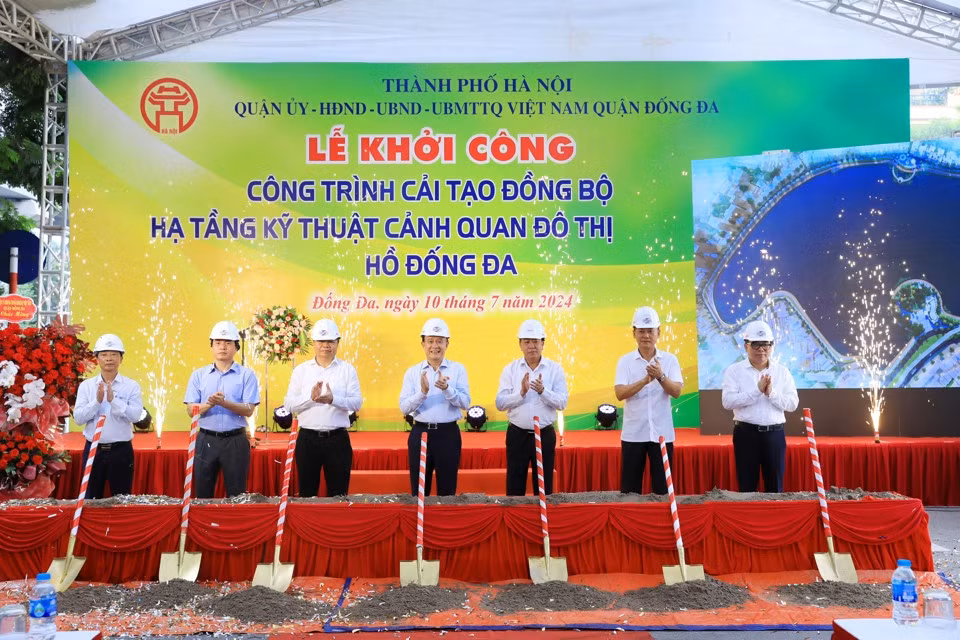 Các đại biểu thực hiện nghi thức khởi công dự án. Các đại biểu thực hiện nghi thức khởi công dự án.