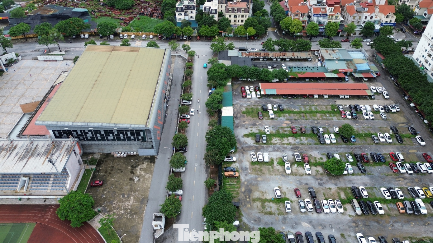 UBND phường đã đề xuất UBND quận cấp phép trông giữ ô tô tạm thời tại các ô đất chậm triển khai. Bởi lẽ, nhu cầu trông giữ phương tiện ô tô tại khu vực rất lớn, chỉ riêng 12 tòa HH đã có trên 2.000 ô tô, nhưng người dân không có chỗ gửi.