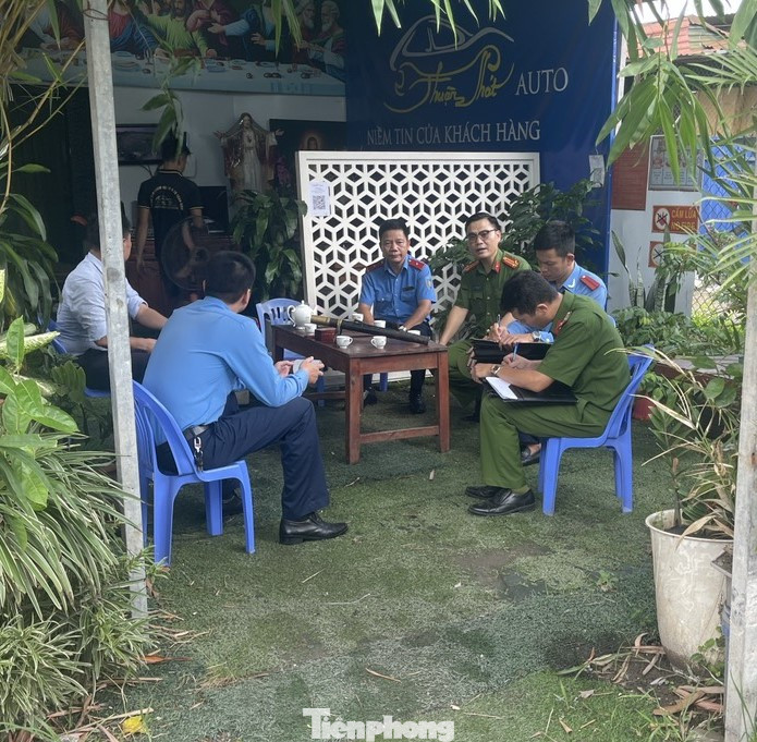 Lực lượng chức năng xử lý bãi xe trái phép trên địa bàn phường Đại Kim Lực lượng chức năng xử lý bãi xe trái phép trên địa bàn phường Đại Kim