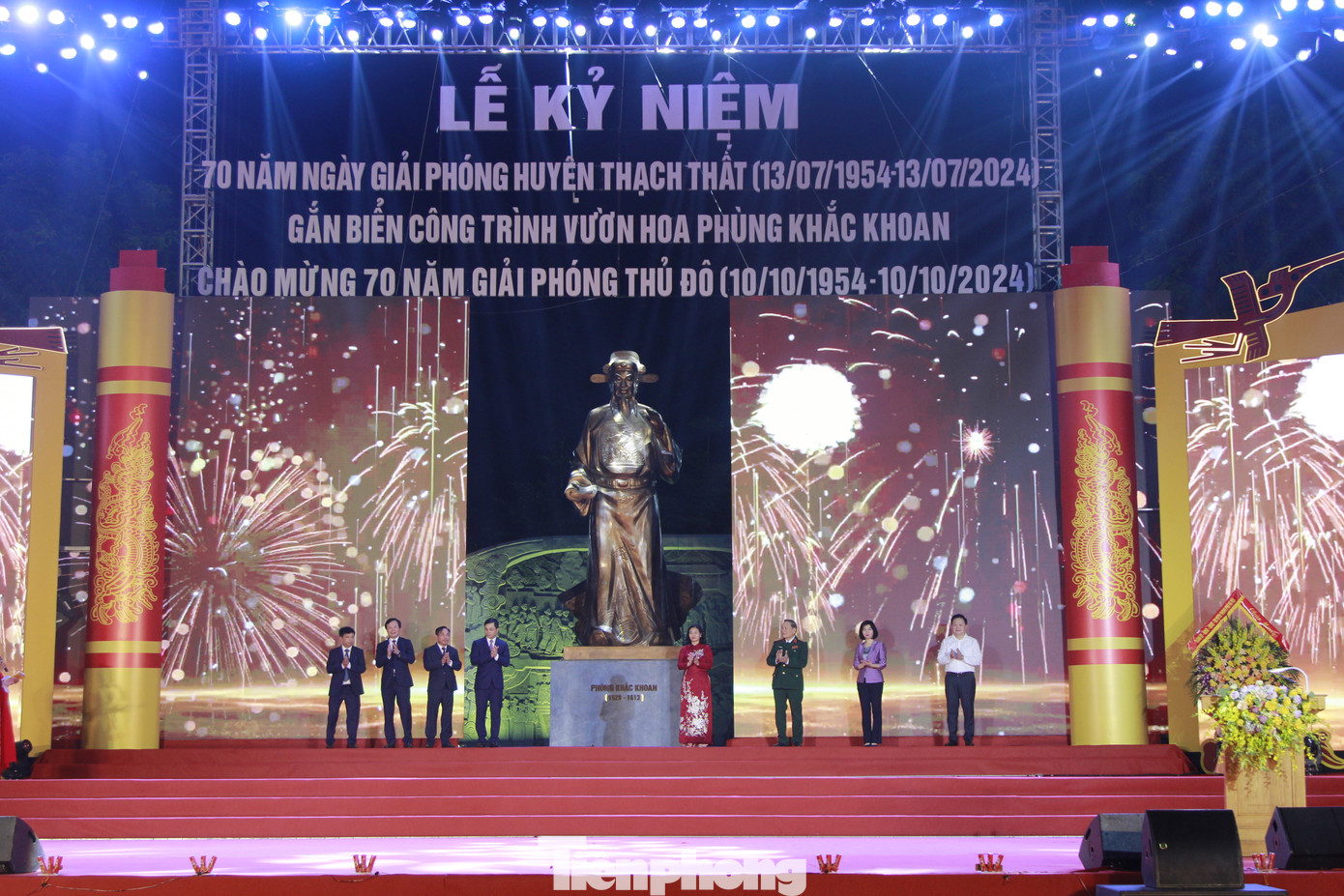 Các đại biểu thực hiện nghi lễ gắn biển công trình vườn hoa Phùng Khắc Khoan