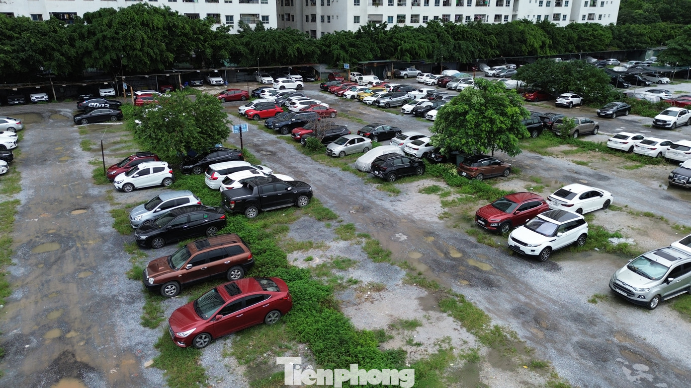 UBND phường Hoàng Liệt cho biết, trên địa bàn phường có 16 bãi xe "lậu". Đó là chưa kể vài chục bãi xe tại các tòa chung cư do các Ban quản trị phối hợp với các đơn vị tổ chức trông giữ.