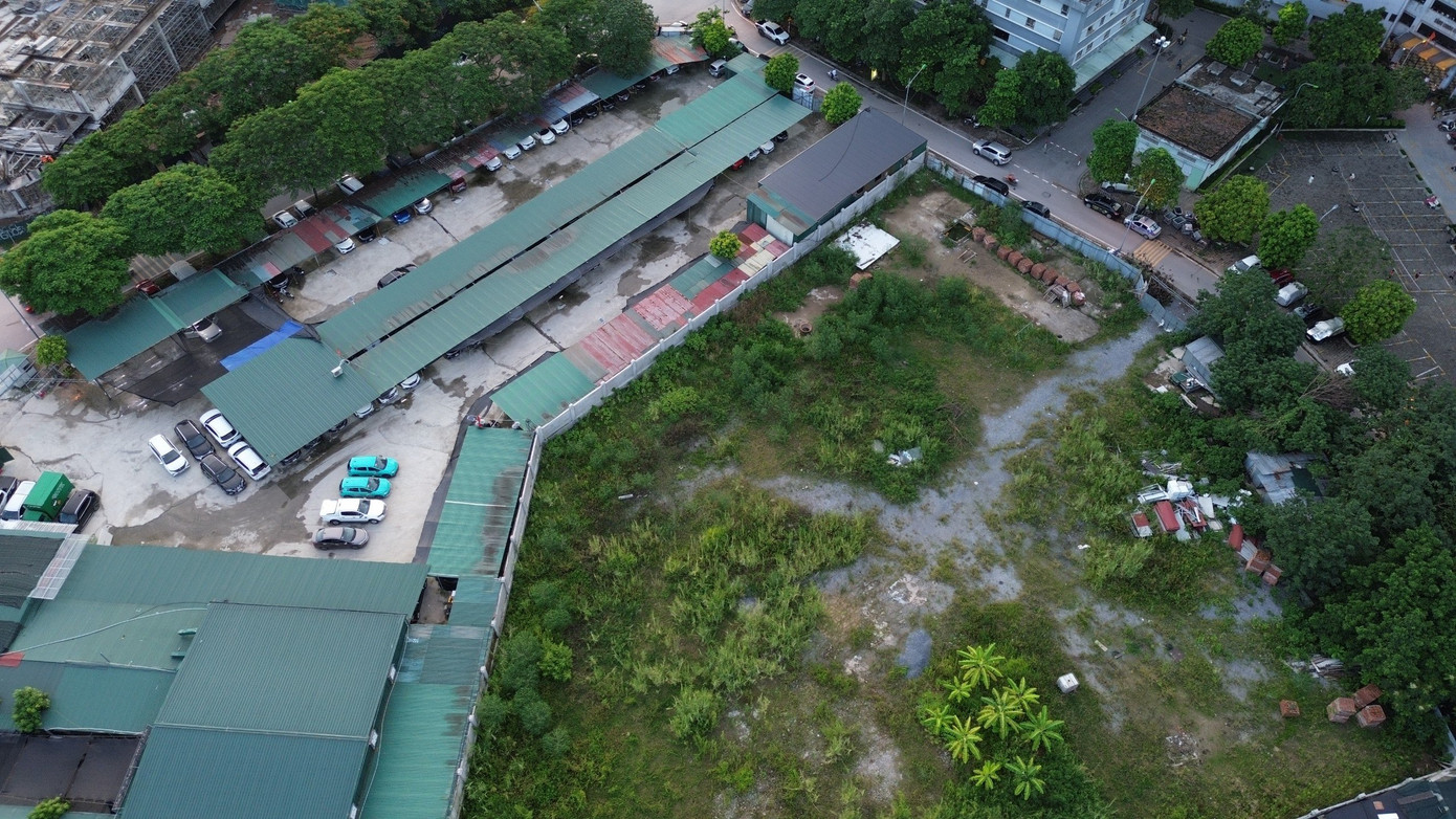 Tuy nhiên, theo thống kê của UBND phường Hoàng Liệt, đến ngày 22/7, tại Khu đô thị mới Tây Nam hồ Linh Đàm có 3 ô đất chậm triển khai. Hiện trạng của các ô đất này là tổ hợp bãi xe trái phép, showroom ô tô, nhà hàng, quán nhậu...