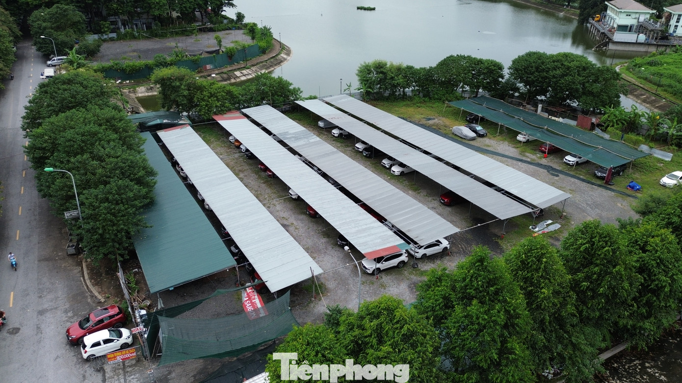 Do nguồn lợi từ trông xe quá lớn, nên tại khu vực này có nhiều đối tượng muốn làm dịch vụ trông xe ô tô. Tại khu vực bán đảo Linh Đàm, có 5 ô đất chậm triển khai hiện đã mọc lên nhiều bãi trông giữ ô tô trái phép.