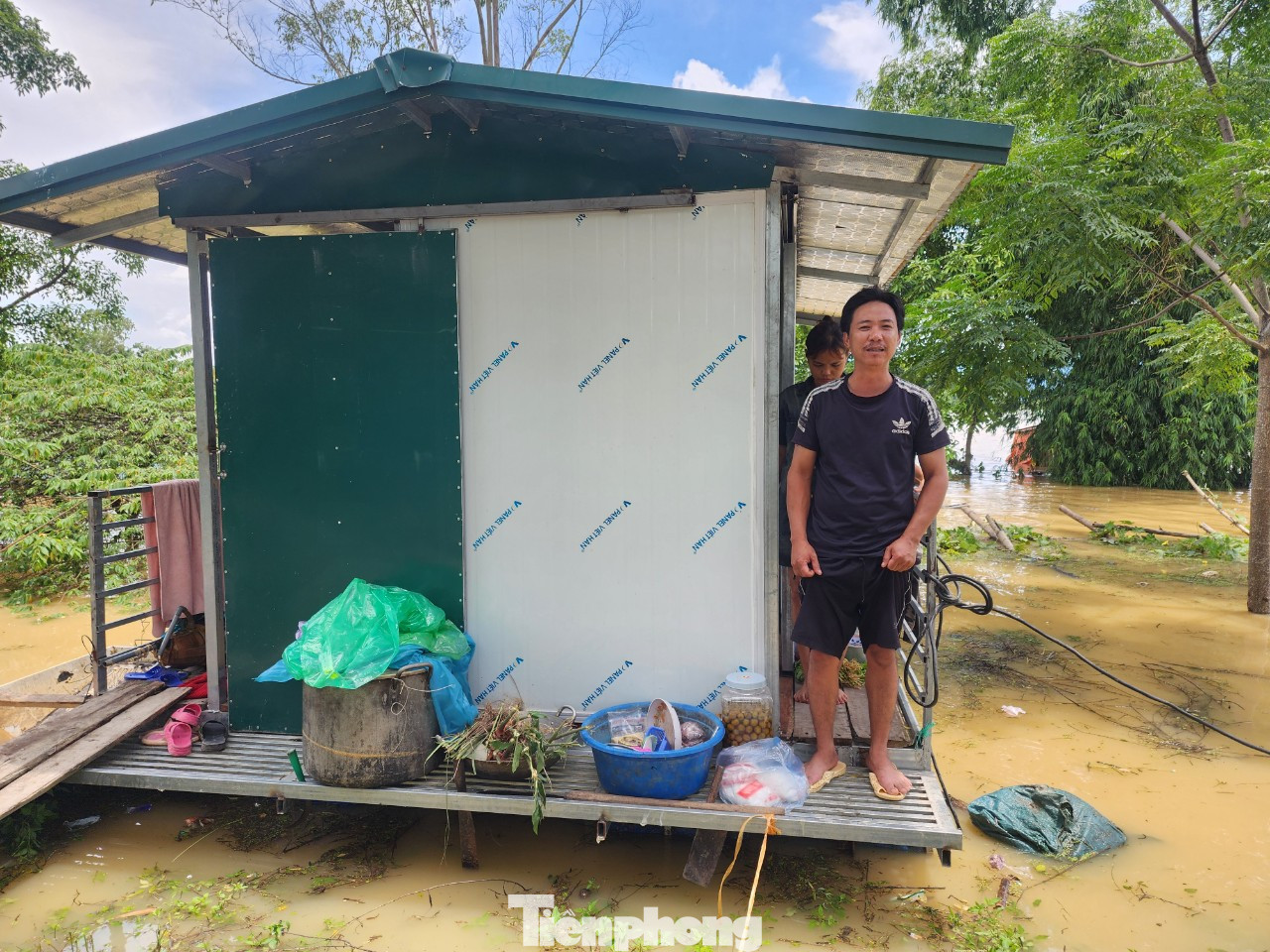 Gia đình anh Trương Văn Tuần (xã Nam Phương Tiến) bị thiệt hại hàng trăm con lợn, gà do chạy lũ không kịp. Hiện tại, căn nhà của gia đình cũng như trang trại đã bị ngập tới nóc.
