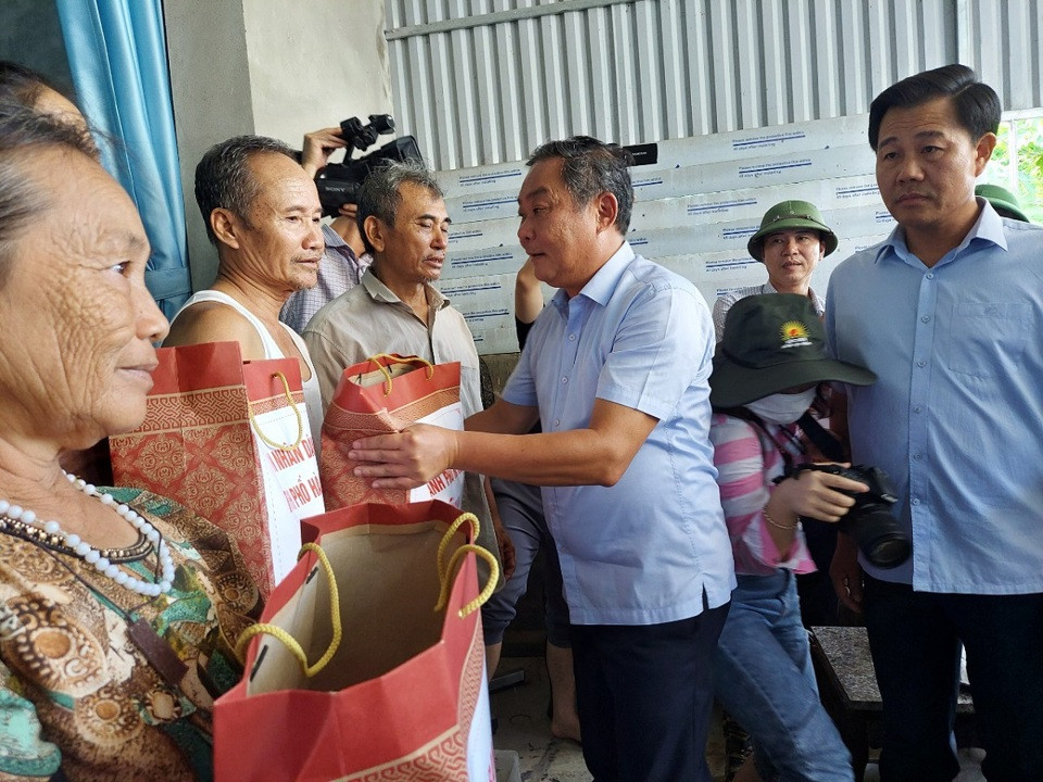 Ông Lê Hồng Sơn, Phó Chủ tịch UBND TP. Hà Nội tặng quà người dân thôn Tiến Tiên, xã Tân Tiến, huyện Chương Mỹ (ảnh: Trần Thụ) Ông Lê Hồng Sơn, Phó Chủ tịch UBND TP. Hà Nội tặng quà người dân thôn Tiến Tiên, xã Tân Tiến, huyện Chương Mỹ (ảnh: Trần Thụ)