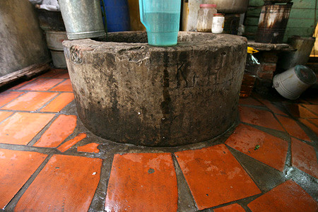 Đây là giếng của số nhà 40 Hàng Bông. Sân giếng chung đã được sửa lại, nhưng nước thì đã hỏng do ô nhiễm