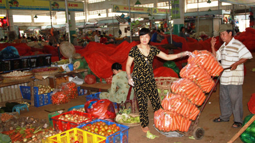 Tiểu thương chợ Hoa Cương. Ảnh: Nguyễn Huy