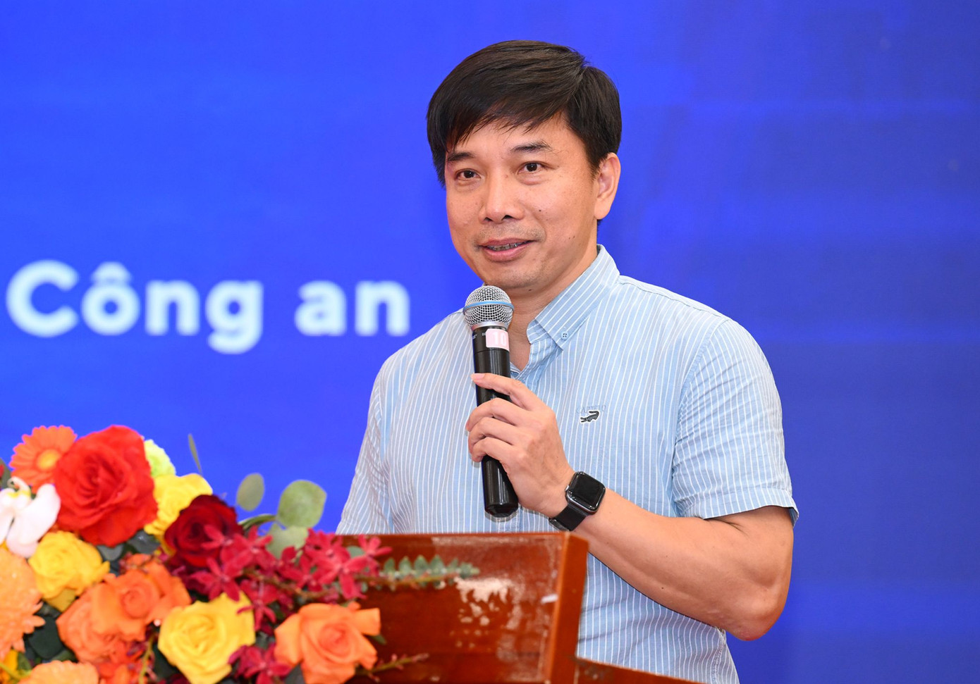 Thượng tá Dương Đức Hùng - Phó Trưởng phòng Phòng chống khủng bố, Cục An ninh nội địa, Bộ Công an. Thượng tá Dương Đức Hùng - Phó Trưởng phòng Phòng chống khủng bố, Cục An ninh nội địa, Bộ Công an.