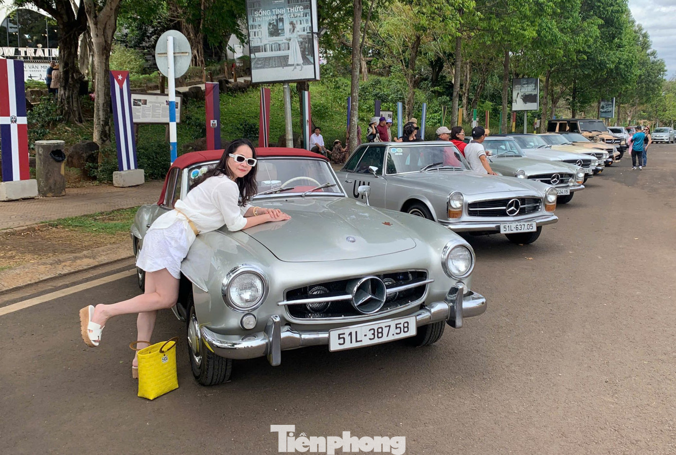 Trước đó, ông Đặng Lê Nguyên Vũ chỉ mới cho lộ diện 2 xe 190SL thông qua việc mình cầm lái trên đường.