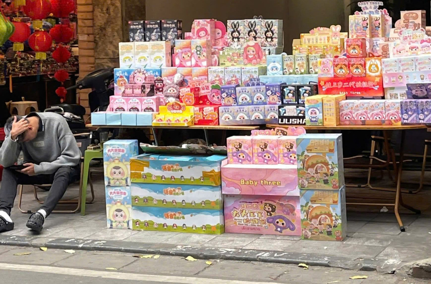 Trước khi bị phản ứng, Baby Three là một trong những sản phẩm được săn đón nhất trong làn sóng trào lưu búp bê nở rộ với giới trẻ. Tuy nhiên, giờ các cửa hàng không bóng người mua. Anh Hoàng - chủ cửa hàng đồ chơi tại quận Cầu Giấy, Hà Nội - chia sẻ: “Tôi mới nhập một lô về bán trước khi bị tẩy chay. Giờ có bán rẻ cũng chẳng ai thèm hỏi”.