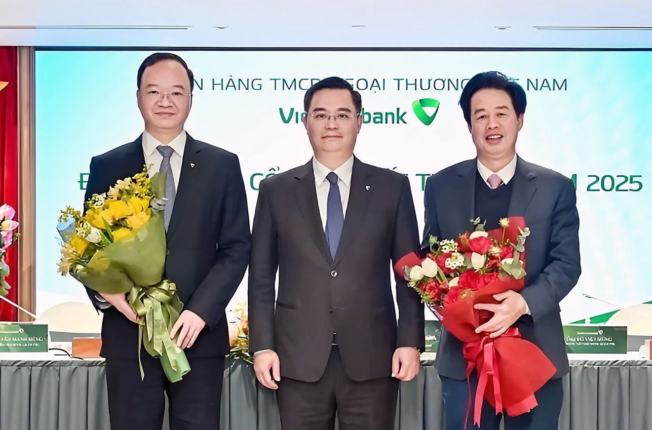 Ông Nguyễn Thanh Tùng - Chủ tịch HĐQT Vietcombank (đứng giữa) tặng hoa chúc mừng Tổng Giám đốc Lê Quang Vinh và ông Nguyễn Mỹ Hào - nguyên thành viên HĐQT (bên phải). Ảnh: VCB. Ông Nguyễn Thanh Tùng - Chủ tịch HĐQT Vietcombank (đứng giữa) tặng hoa chúc mừng Tổng Giám đốc Lê Quang Vinh và ông Nguyễn Mỹ Hào - nguyên thành viên HĐQT (bên phải). Ảnh: VCB.