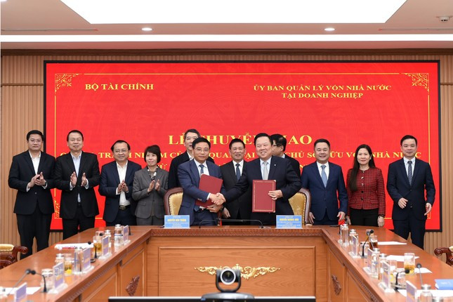 Lễ ký kết chuyển giao quyền, trách nhiệm của cơ quan đại diện chủ sở hữu vốn nhà nước từ Ủy ban quản lý vốn Nhà nước tại doanh nghiệp về Bộ Tài chính hôm 28/2. Ảnh: BTC. Lễ ký kết chuyển giao quyền, trách nhiệm của cơ quan đại diện chủ sở hữu vốn nhà nước từ Ủy ban quản lý vốn Nhà nước tại doanh nghiệp về Bộ Tài chính hôm 28/2. Ảnh: BTC.