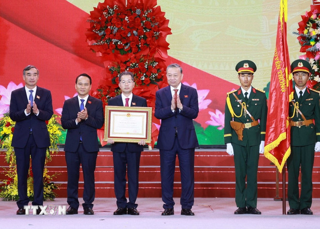 Tổng Bí thư Tô Lâm trao Huân chương Lao động hạng Nhất cho Đảng bộ, chính quyền và nhân dân Đà Nẵng. Ảnh: TTXVN.
