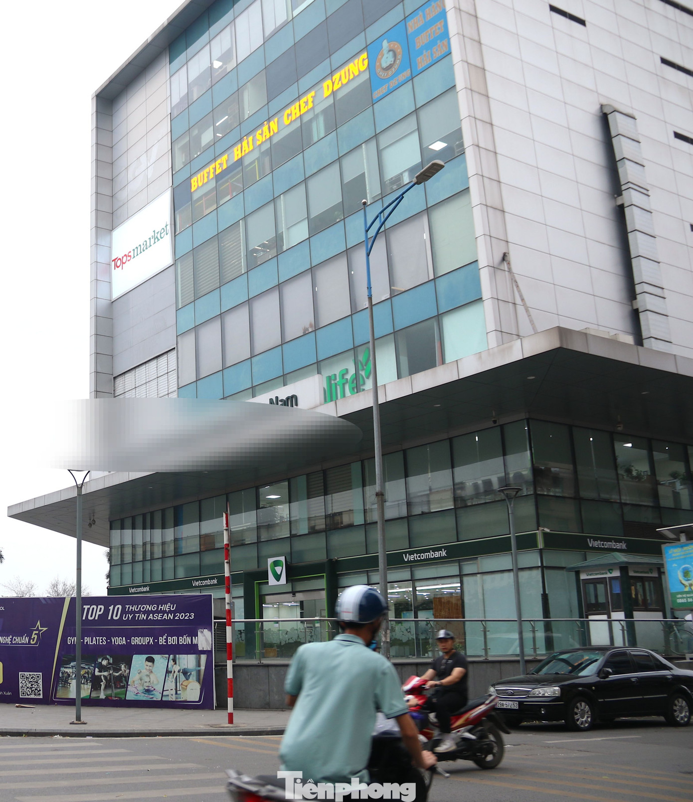 Cùng cảnh ngộ là dự án The Artemis gồm một tòa tháp cao 27 tầng, với 2 tầng thương mại, 6 tầng văn phòng và 19 tầng căn hộ. Tòa tháp được đưa vào sử dụng từ năm 2017 nhưng hiện thường xuyên vắng vẻ. Cùng cảnh ngộ là dự án The Artemis gồm một tòa tháp cao 27 tầng, với 2 tầng thương mại, 6 tầng văn phòng và 19 tầng căn hộ. Tòa tháp được đưa vào sử dụng từ năm 2017 nhưng hiện thường xuyên vắng vẻ.