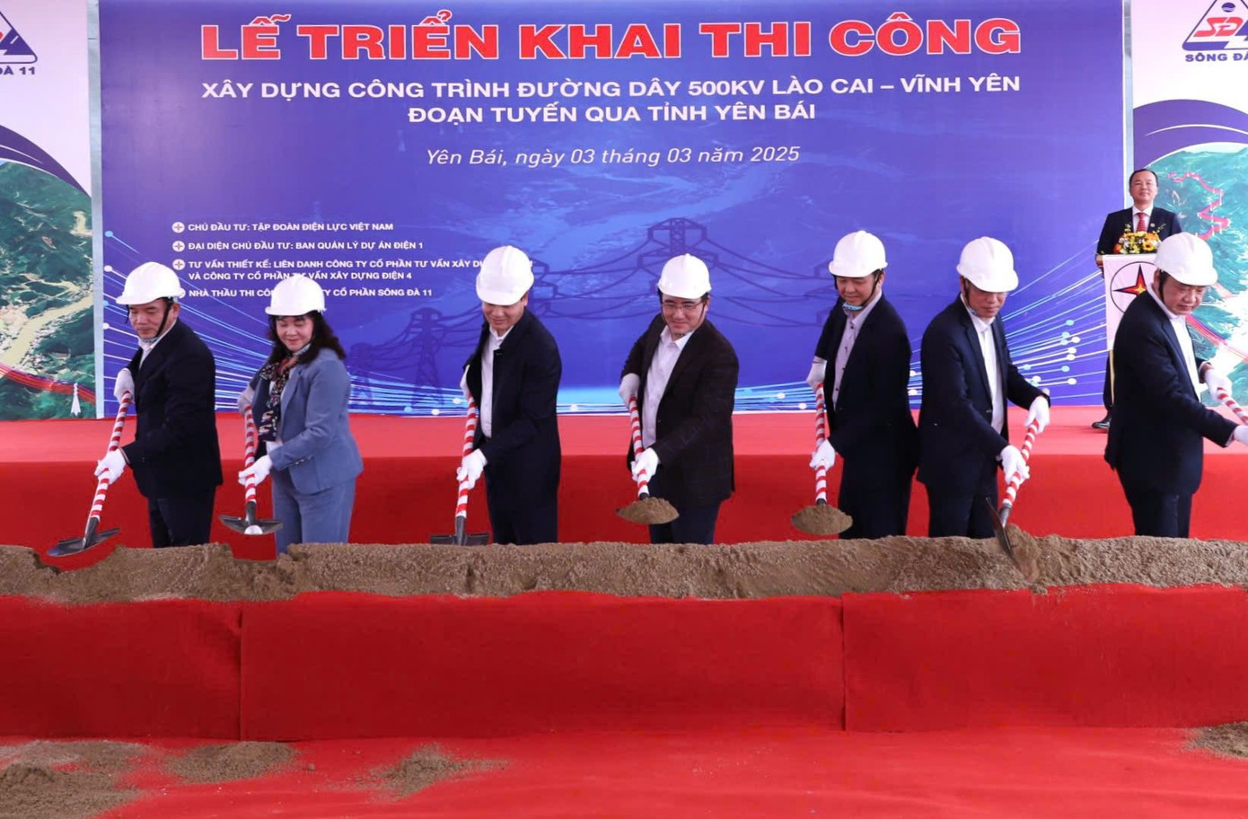 Các đại biểu tiến hành nghi thức chuẩn bị khởi công. Các đại biểu tiến hành nghi thức chuẩn bị khởi công.