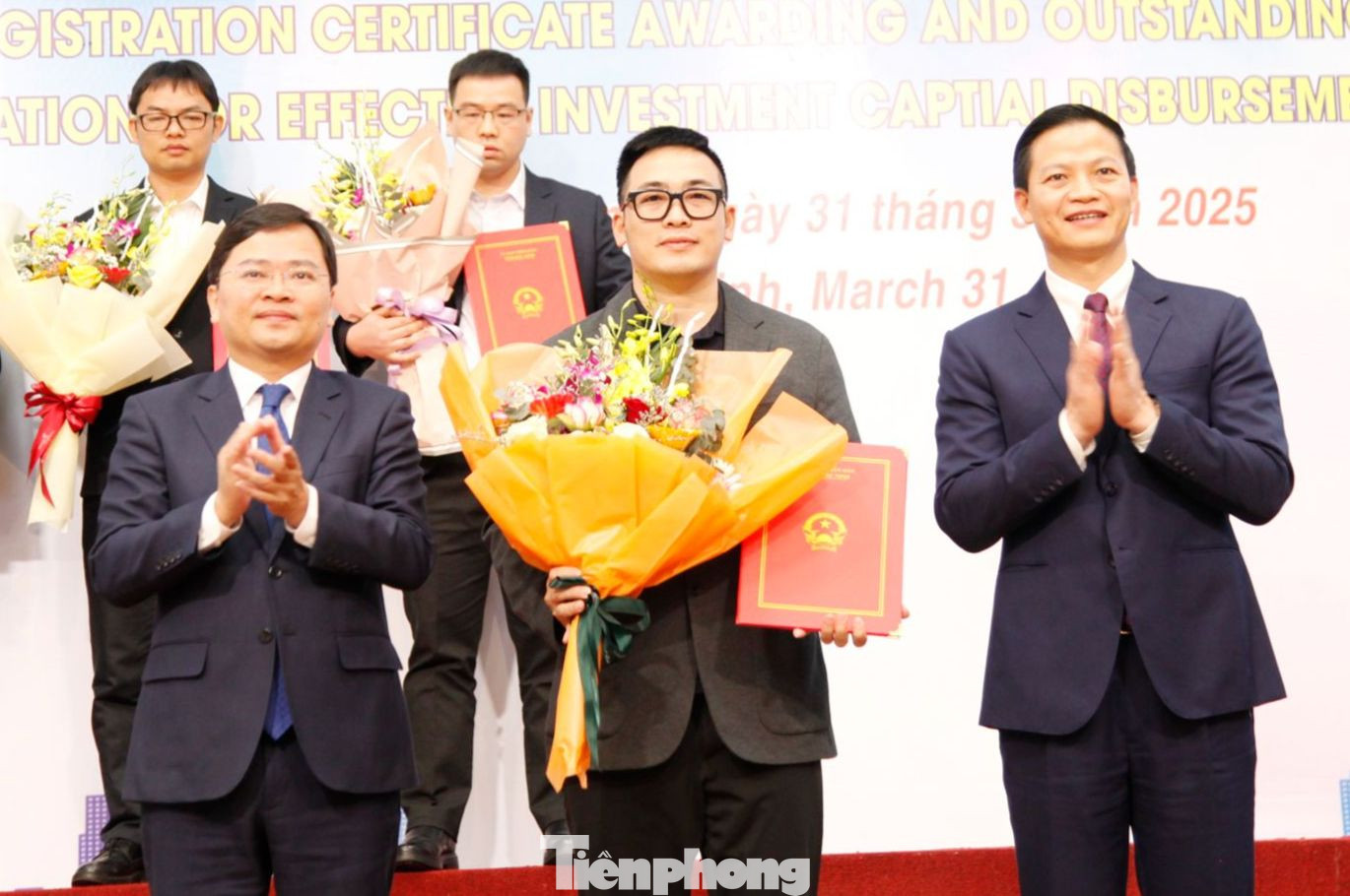 Lãnh đạo tỉnh Bắc Ninh trao chứng nhận đầu tư cho doanh nghiệp sáng 31/3. Ảnh: Nguyễn Thắng.