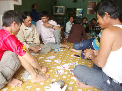 Sòng bài tại gia, hình ảnh quen thuộc ở xóm Tiêu Ảnh: P.V