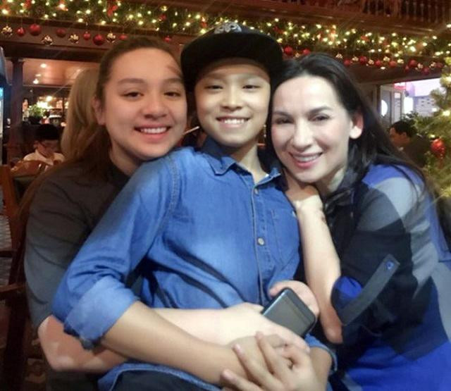 Phi Nhung cùng con ruột Wendy và Hồ Văn Cường Phi Nhung cùng con ruột Wendy và Hồ Văn Cường
