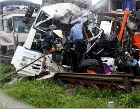 Đầu xe bẹp dúm sau cú đâm cực mạnh, nhiều người thương vong. Đầu xe bẹp dúm sau cú đâm cực mạnh, nhiều người thương vong