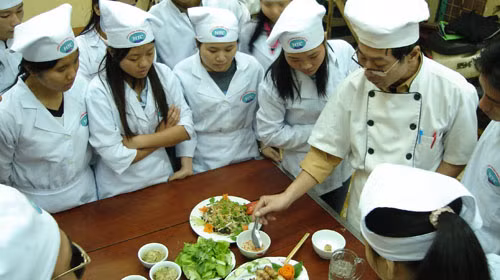 Một lớp dạy nấu ăn của Trung tâm Giới thiệu việc làm thanh niên Hà Nội. Không nhiều thanh niên vùng ven đô theo các lớp học nghề như thế này. Ảnh do trung tâm cung cấp