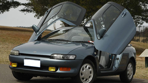 Kiểu cửa cánh bướm mở lên của Toyota Sera giống với McLaren F1, Ferrari Enzo và Alfa Romeo 33 Stradale