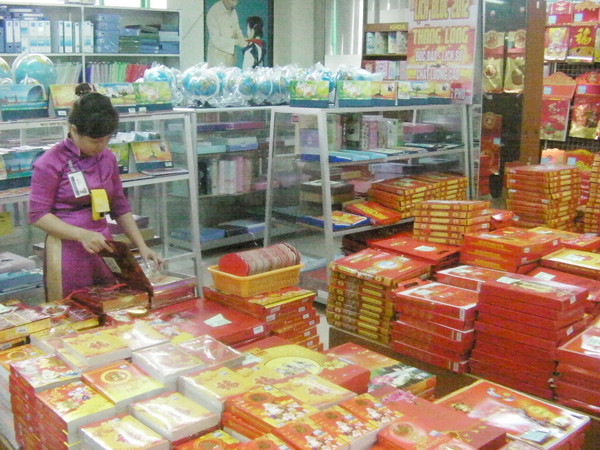 Nhiều mẫu lịch đẹp đang được bày bán ở Tổng công ty Sách VN 44 Tràng Tiền, Hà Nội