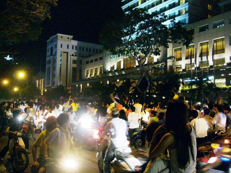 Đèn trời trước sân Mỹ Đình Gia đình cùng đi ăn mừng Sướng quá!!! Anh ơi, sướng quá!!! Không khí cuồng nhiệt tại hồ Gươm Việt Nam vô địch!!! Cảm ơn UAE... Một CĐV cuồng nhiệt Tiến lên, Việt Nam!! Mừng chiến thắng nào anh Khách du lịch nước ngoài cũng hòa cùng niềm vui người hâm mộ Việt Nam Hàng ngàn fan TPHCM tập trung trước KS Sofitel hô vang: “Việt Nam - UAE!” . Ảnh: Hà Phan Đèn trời trước sân Mỹ Đình Gia đình cùng đi ăn mừng Sướng quá!!! Anh ơi, sướng quá!!! Không khí cuồng nhiệt tại hồ Gươm Việt Nam vô địch!!! Cảm ơn UAE... Một CĐV cuồng nhiệt Tiến lên, Việt Nam!! Mừng chiến thắng nào anh Khách du lịch nước ngoài cũng hòa cùng niềm vui người hâm mộ Việt Nam Hàng ngàn fan TPHCM tập trung trước KS Sofitel hô vang: “Việt Nam - UAE!” . Ảnh: Hà Phan