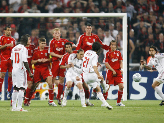 bàn thắng may mắn của Inzaghi (phải) từ pha sút phạt của Pirlo bàn thắng may mắn của Inzaghi (phải) từ pha sút phạt của Pirlo