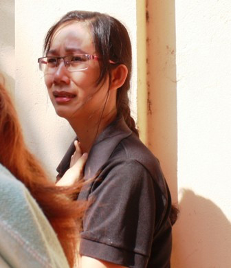 Nước mắt hoảng loạn của một người mẹ khi biết tin con vẫn đang kẹt lại trong trường