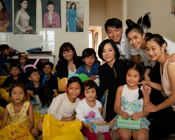 Thúy Nga làm từ thiện trước khi về Mỹ ăn Tết ảnh 7