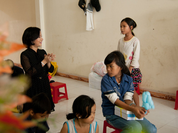 Thúy Nga làm từ thiện trước khi về Mỹ ăn Tết ảnh 3