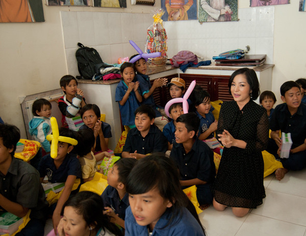 Thúy Nga làm từ thiện trước khi về Mỹ ăn Tết ảnh 4