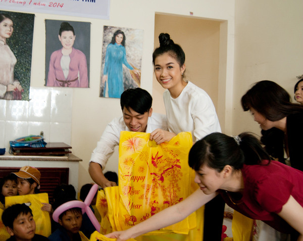 Thúy Nga làm từ thiện trước khi về Mỹ ăn Tết ảnh 12
