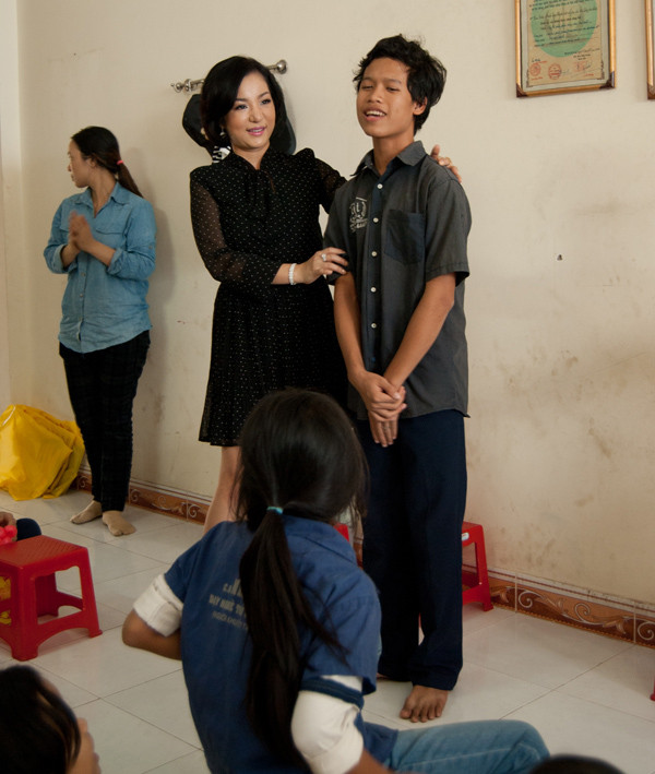 Thúy Nga làm từ thiện trước khi về Mỹ ăn Tết ảnh 2